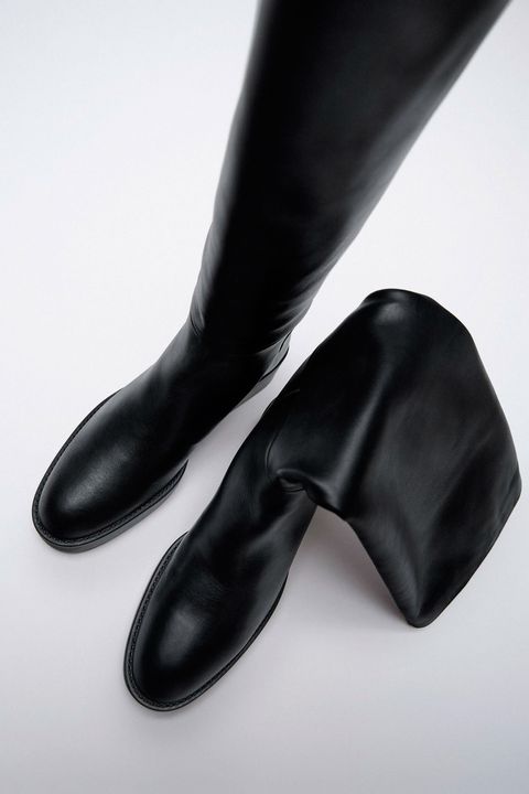 Las botas planas de Zara que afinan la rodilla