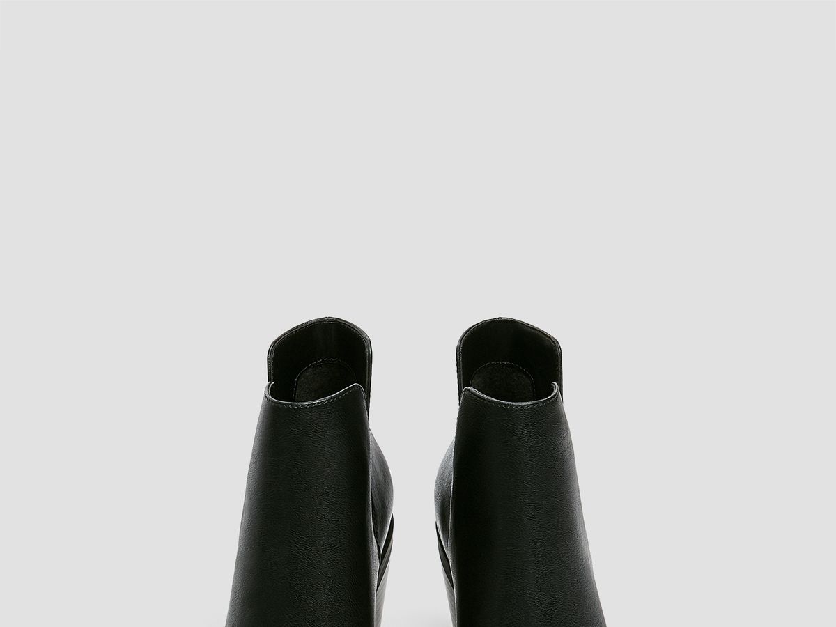 Estos botines negros tacón ancho bajo Pull&Bear estilizan