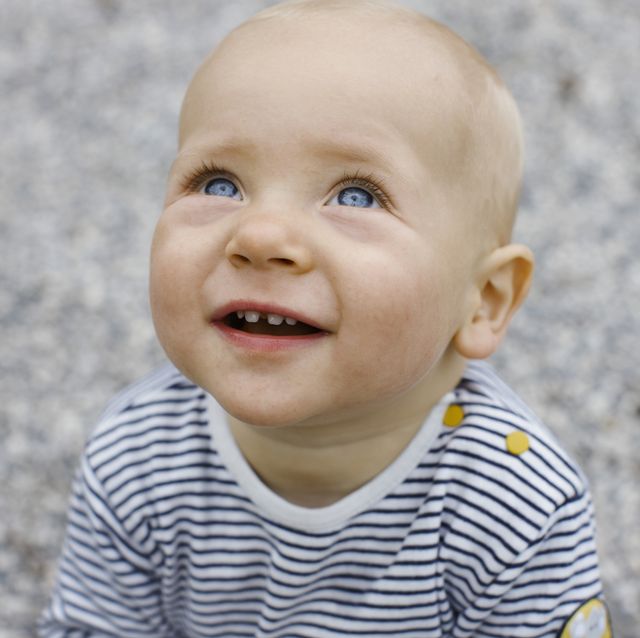 bebé niño rubio ojos azules