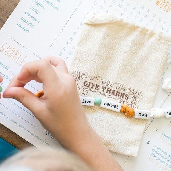 bracelet making thanksgiving table activity for kids