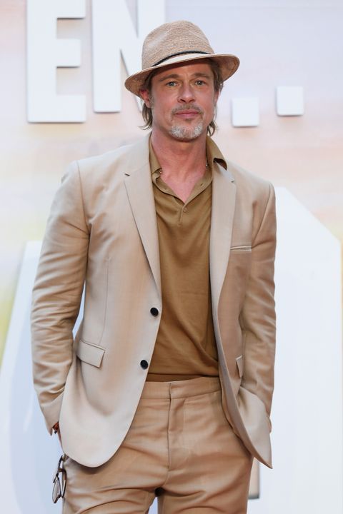 Brad Pitt en cuatro de estilo con sombrero y traje marrón