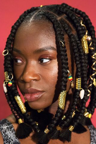 Featured image of post Knotless Box Braids Large Parts : Within the black community, braiding hair is very much a right of passage.