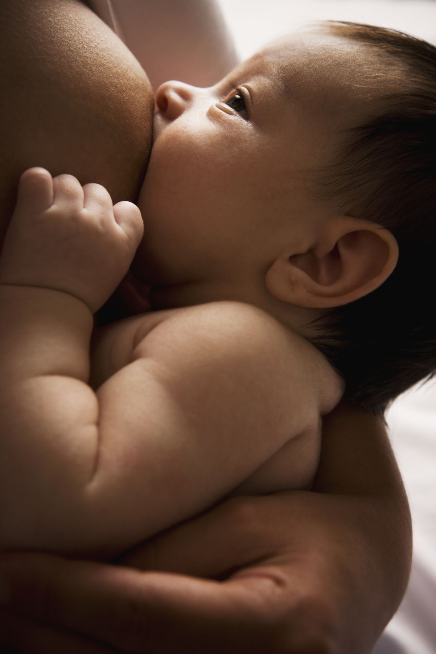 https://hips.hearstapps.com/hmg-prod.s3.amazonaws.com/images/breastfeeding-tips-1605719930.jpg