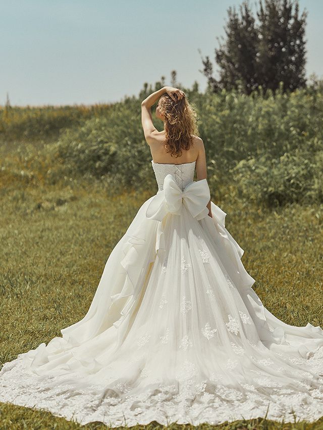 レディースウエディングドレス  ホワイト  トレーン  ベアトップ  大きなリボン 花嫁