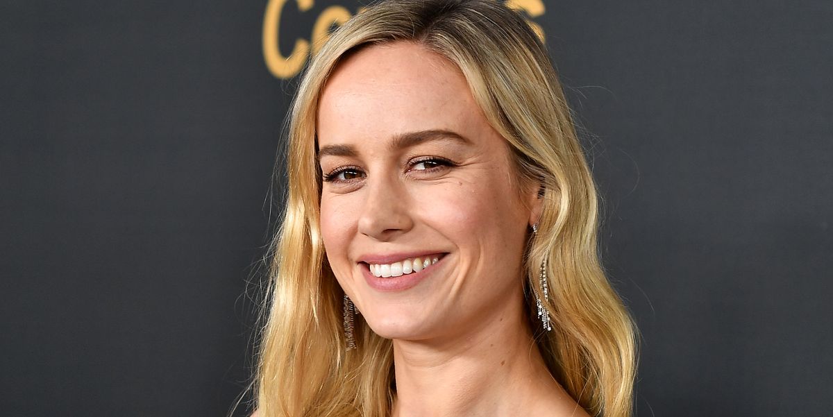 Brie Larson Has The Most Sculpted Abs And Legs Doing A New Pole Dancing Workout On IG