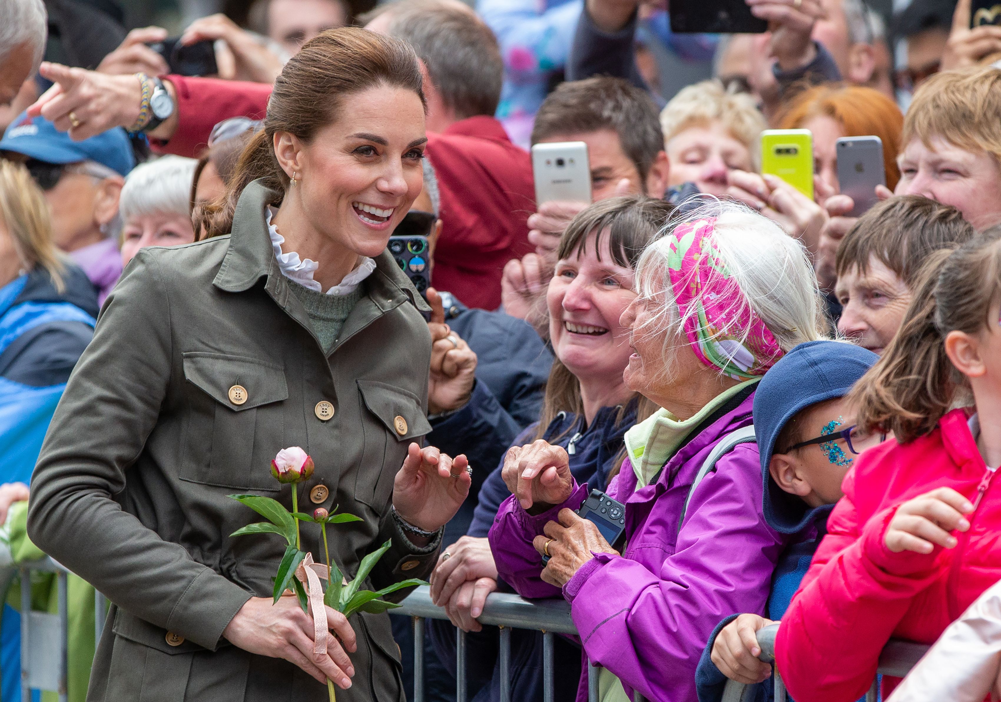 Kate Middleton Had A Sweet Response When A Young Fan Asked Why She Didn T Wear A Princess Elsa Dress