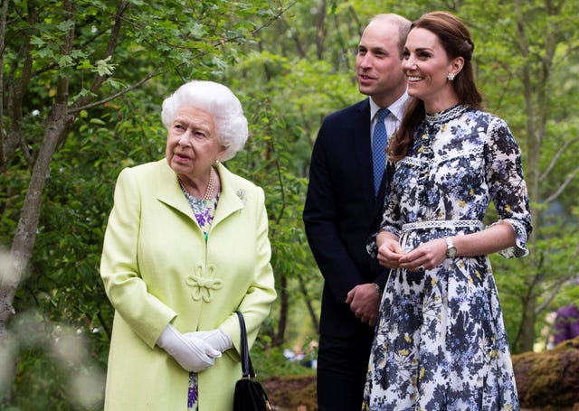 Asi Vigila La Reina Isabel Ii A Kate Middleton Y Al Principe William Para Evitar Que Cometan Errores