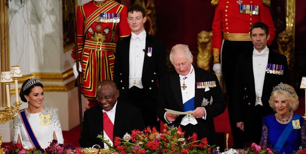 La Familia Real organiza el primer banquete de estado en el reinado del Rey Carlos de Sudáfrica.  Ver fotos aquí.