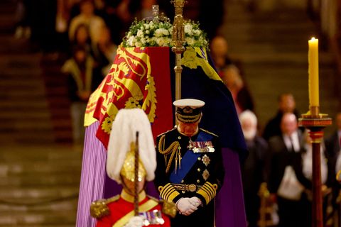 king charles iii stands guards as he takes part in a vigil around the coffin of queen elizabeth