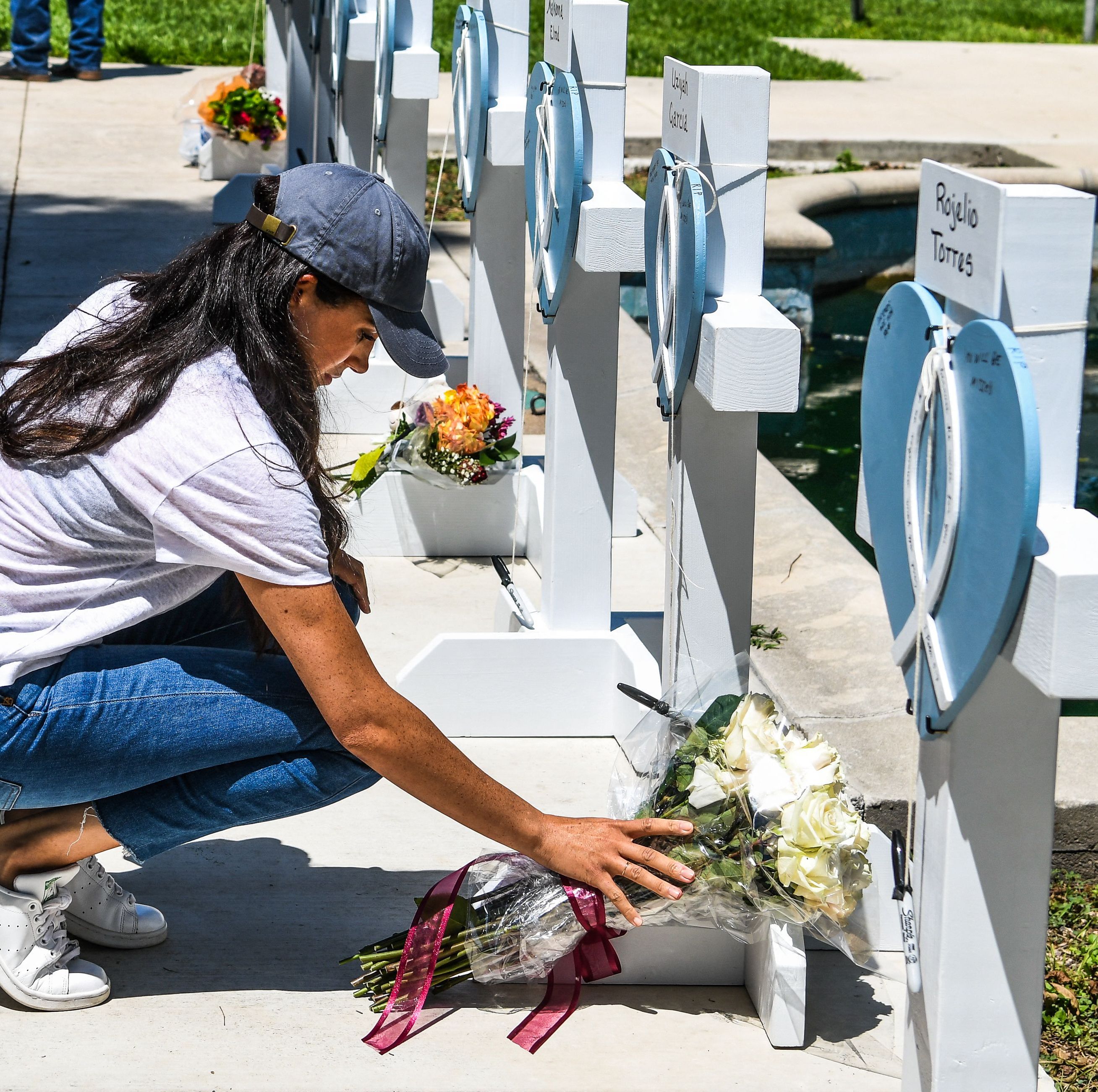 The Duchess of Sussex placed flowers on a memorial outside the Uvalde courthouse.