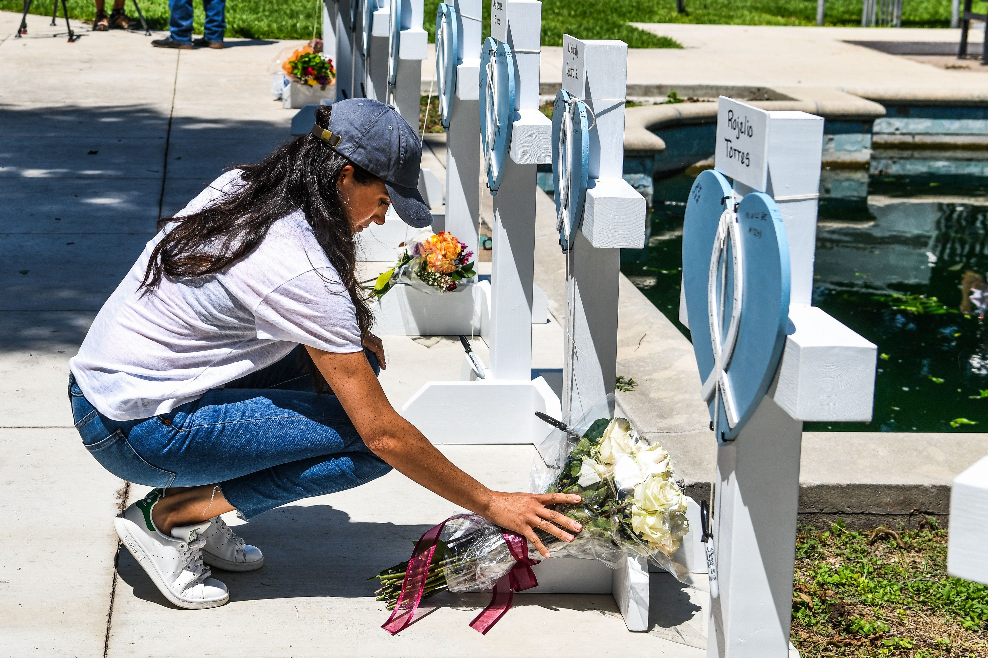 The Duchess of Sussex placed flowers on a memorial outside the Uvalde courthouse.