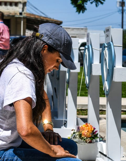 meghan markle visits a memorial in uvalde texas