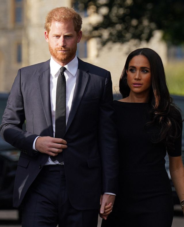 Steken in de buurt In werkelijkheid Prins Harry draagt deze opvallende outfit tijdens de begrafenis