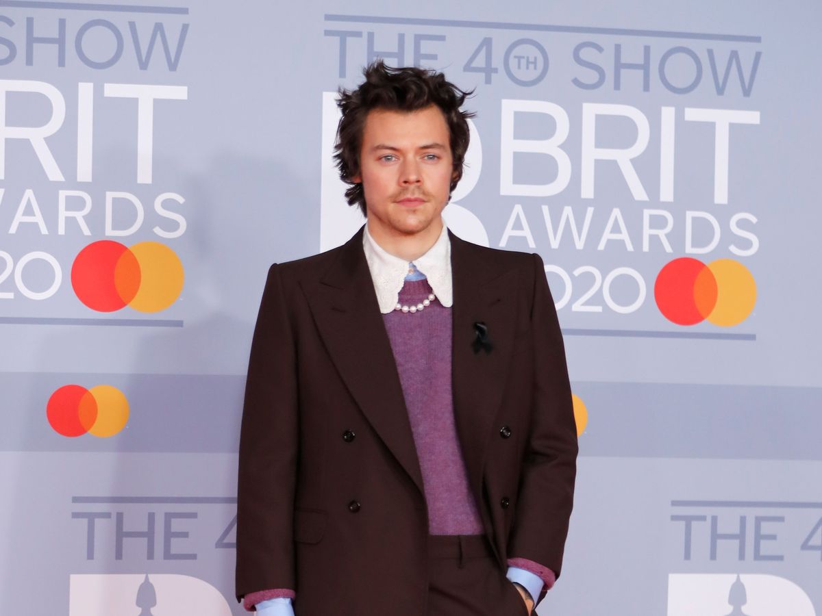 Harry Styles en los BRIT Awards con un traje de Gucci
