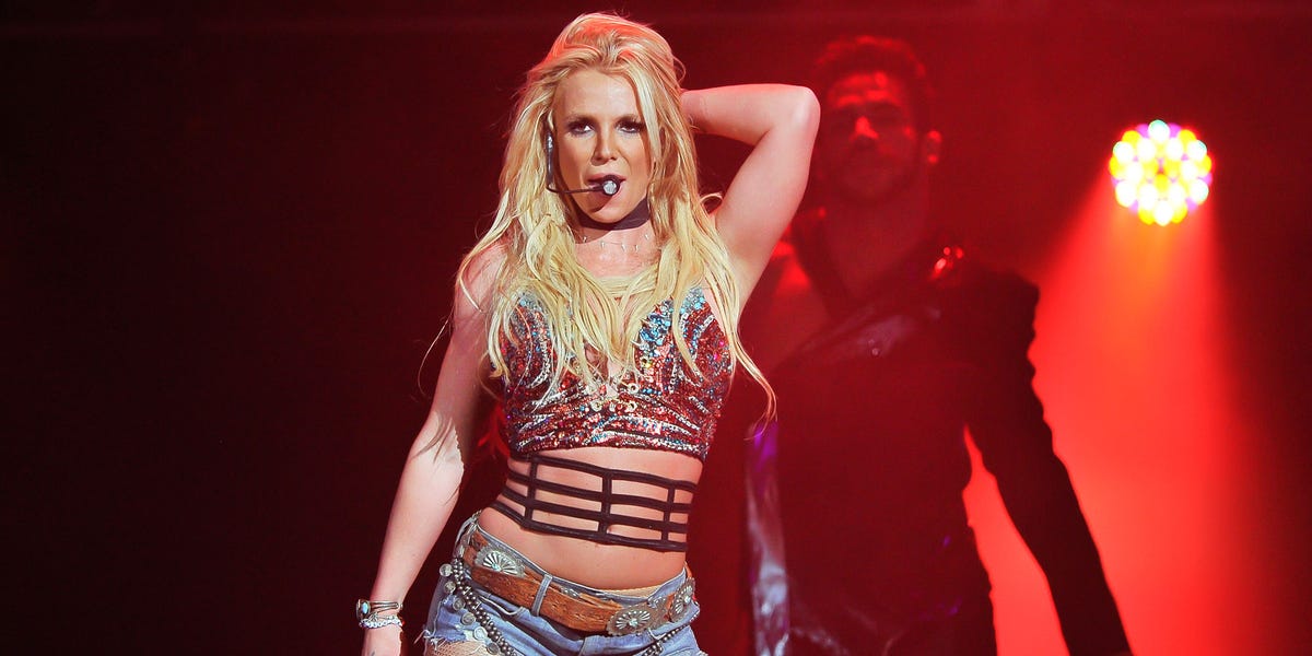Watch The Scary Moment A Man Rushed Britney Spearss Stage In Las Vegas Britney Spears Fan 3330