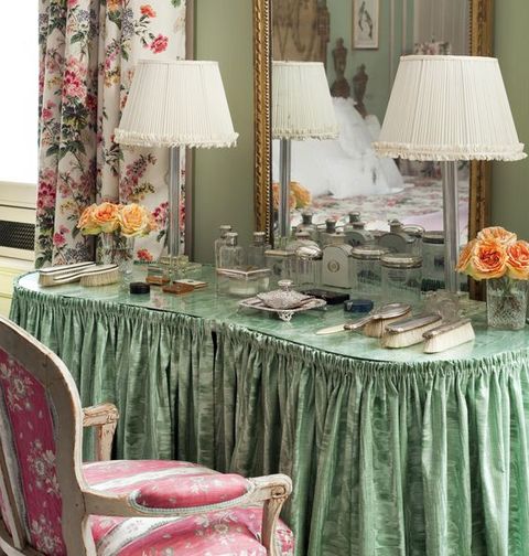 Tablecloth, Room, Green, Furniture, Curtain, Interior design, Textile, Table, Linens, Window treatment, 