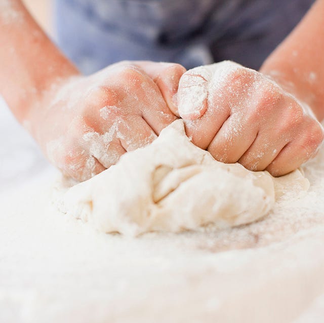 Close up of girl kneading dough vrouw kneedt deeg