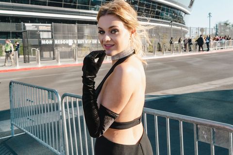 Kelsea Ballerini leaves the trailer and heads to the acm award stage in a black open-back dress