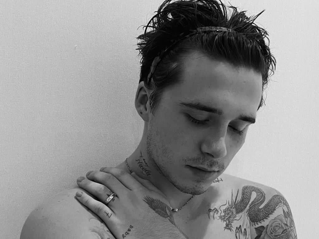 tener Ejemplo tanque Flipa con el tatuaje de Brooklyn Beckham por Nicola Peltz