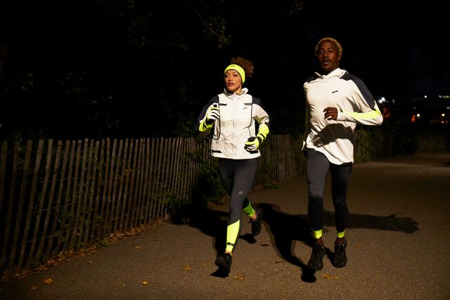 man en vrouw hardlopen in het donker