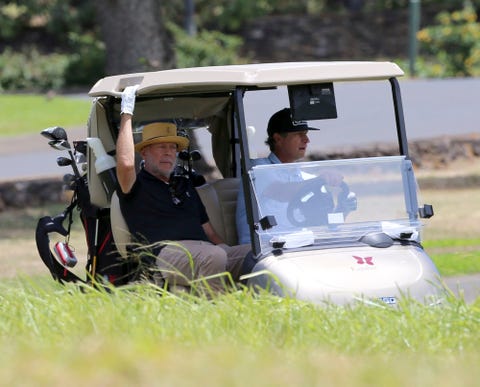 Bruce Willis con un carrito de golf el actor se apunta a una partida de golf en hawai