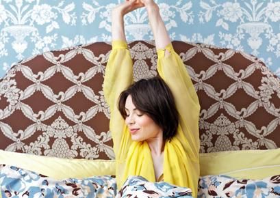 Yellow, Textile, Comfort, Linens, Bedding, Pattern, Black hair, Long hair, Bedroom, Home accessories, 