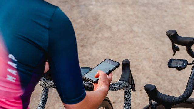 twee racefietssturen met fietscomputer en een smarphone met daarop een app voor het maken van gpx routes
