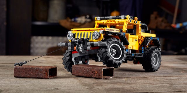 Lego Technic's Jeep Wrangler Is Here to Conquer Your Backyard Lego Technic's Jeep Wrangler Is Here to Conquer Your Backyard
