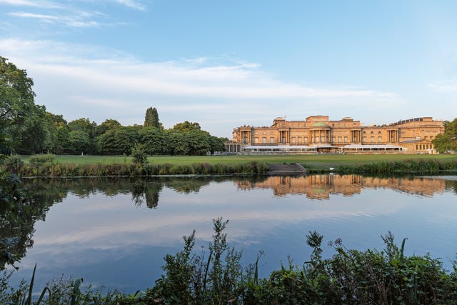 buckingham palace visitors can picnic in the gardens this summer