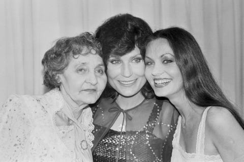 loretta lynn with family members posing at country music awards