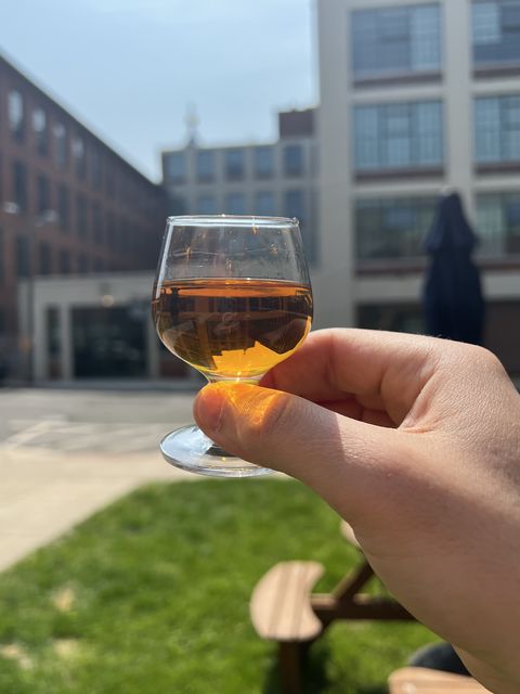 manda izi deneysel turbalı burbon ile dolu bir tadım bardağı
