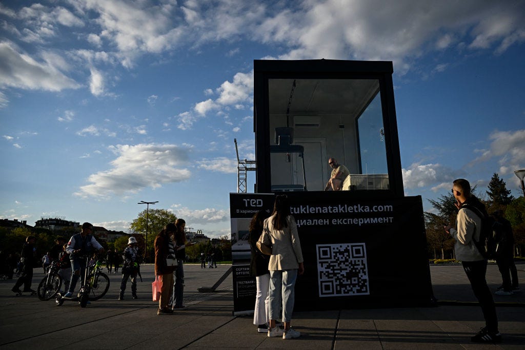 This Ultrarunner Is Living in a Glass Box for 15 Days. It Could Do Weird Things to His Mind.
