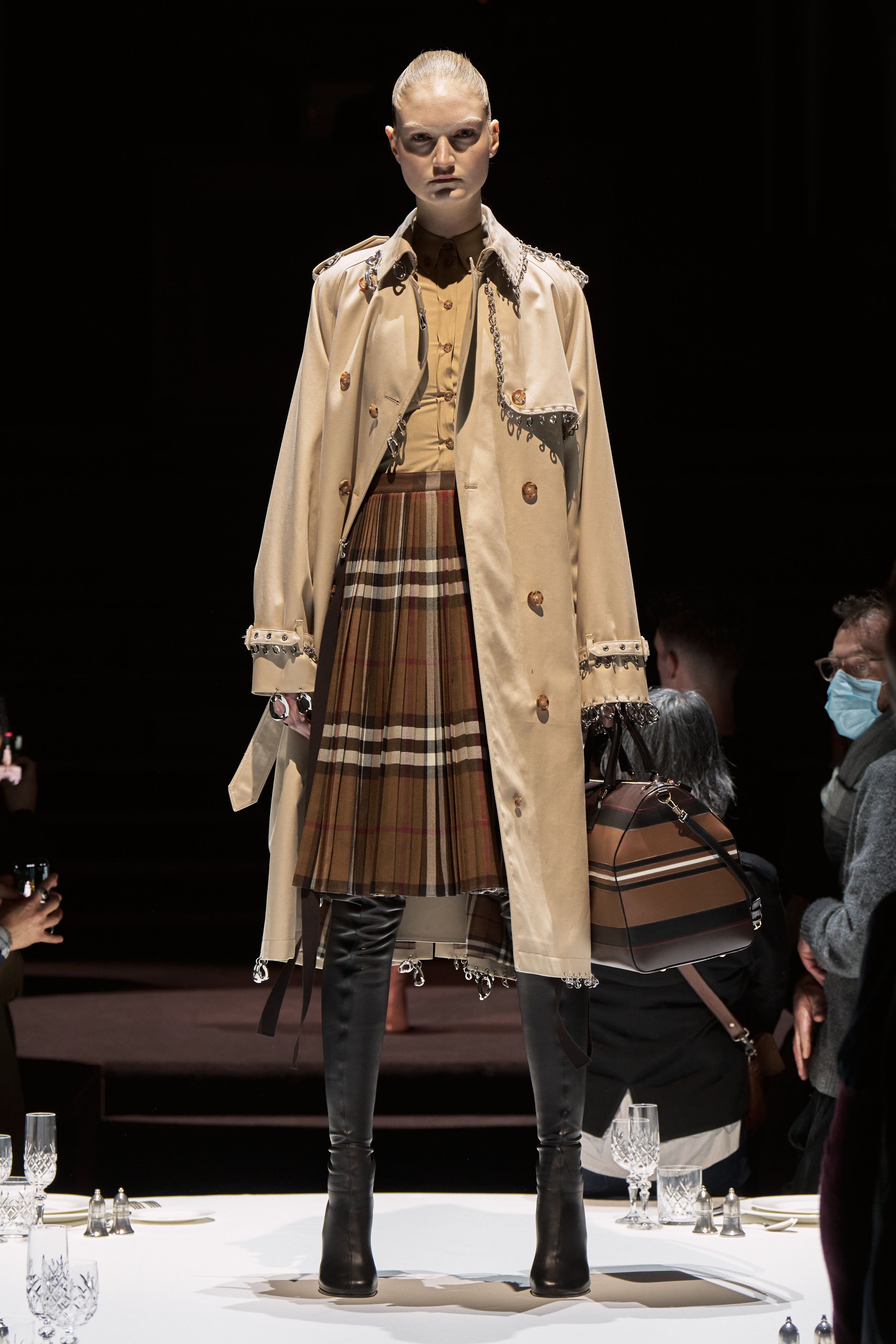 Burberry睽違兩年回歸實體秀場！Burberry 2022秋冬系列的當代英倫風格提案