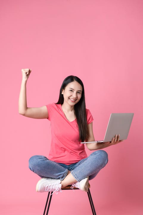 mujer joven encuentra trabajo en las redes sociales