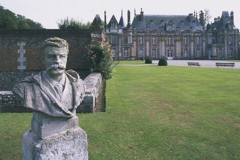 フランス、ノルマンディーのミロメスニル城の庭にあるフランス人作家ギ・ド・モーパッサン（1850～1893）の胸像。