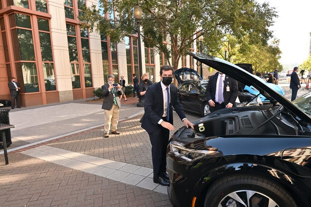 pete buttigieg avec ford mustang mach e