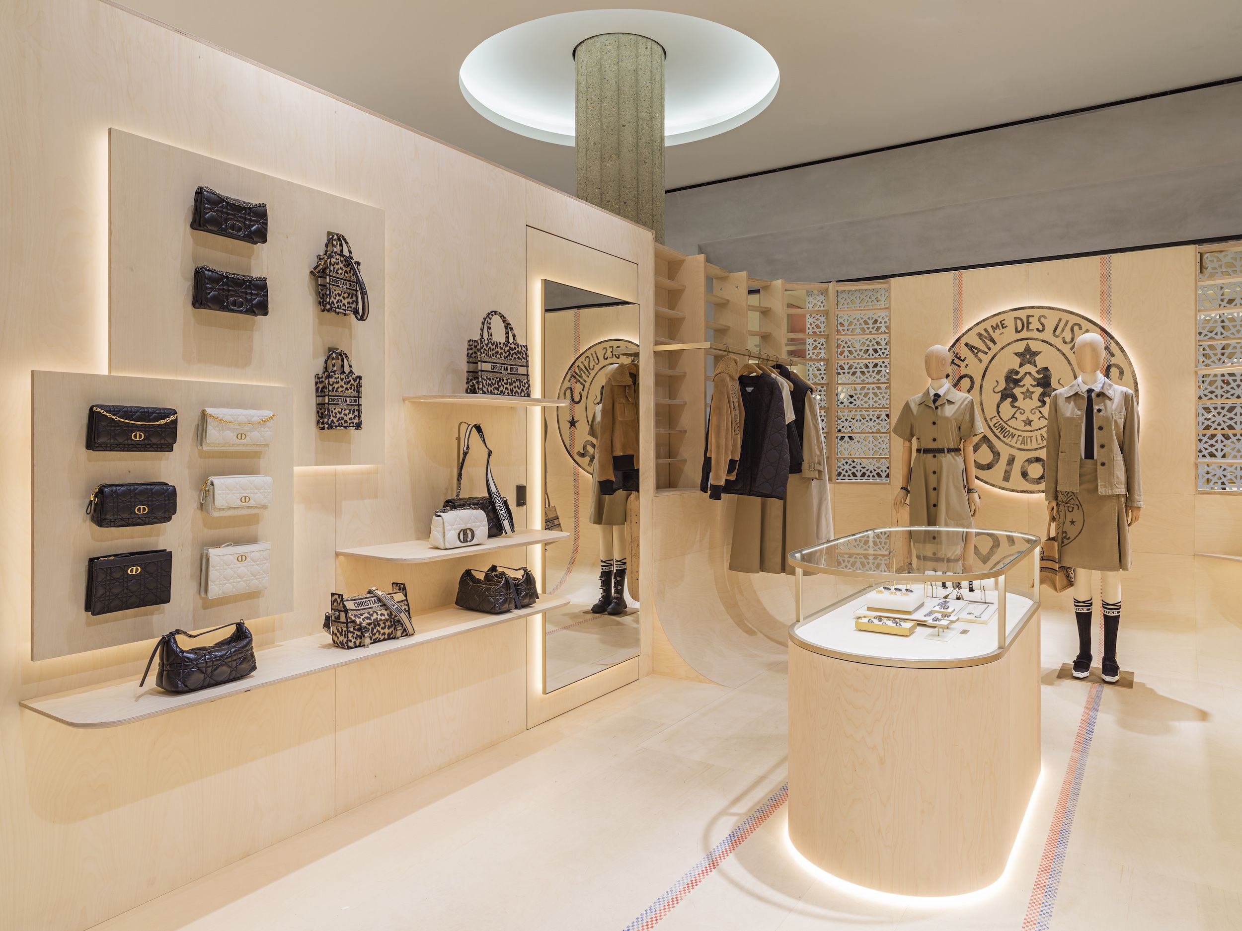 Dior strijkt neer in de Bijenkorf in Rotterdam met houten