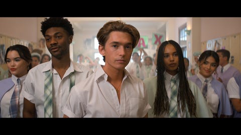 DO REVENGE do revenge l r paris berelc as meghan, jonathan daviss as elliot, austin abrams as max, alisha boe as tara, and maia reficco as montana in do revenge cr courtesy of netflix © 2022