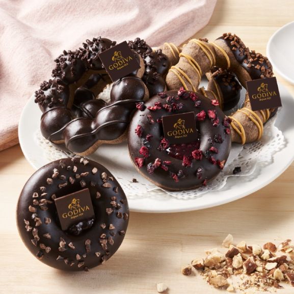 mister donut x godiva巧克力季最強聯名！四款限量「鹽焦糖可可、莓果夾心黑巧波堤」甜點控必吃