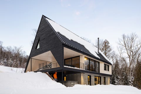 Una moderna cabaña de construcción sostenible en la nieve - ECO