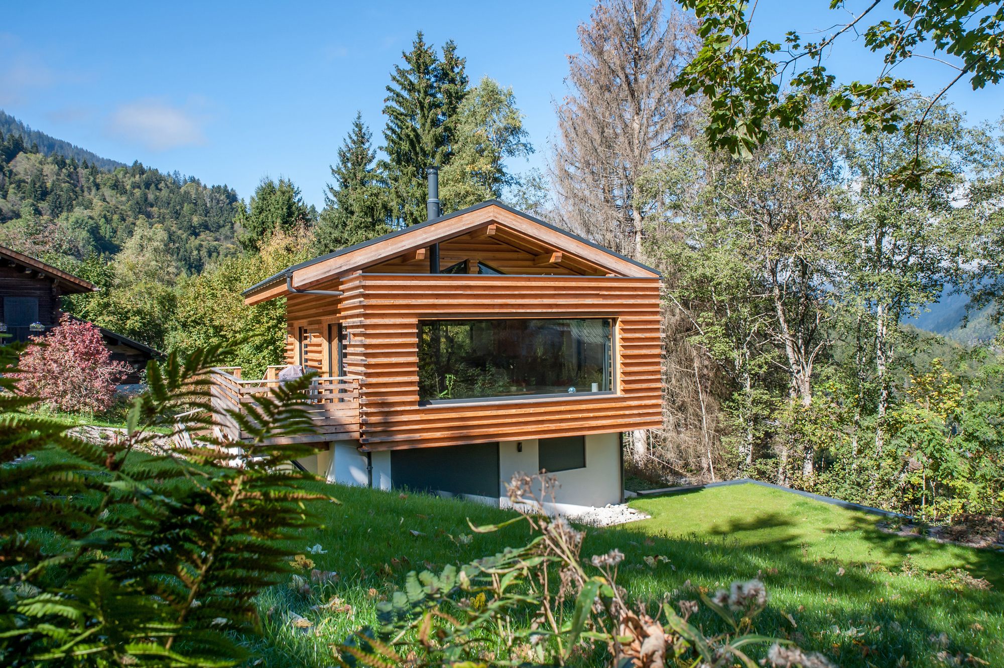 Una cabaña de madera con estilo rústico en los Alpes
