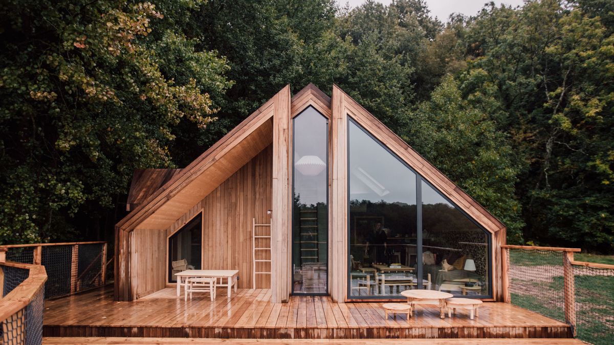 Una cabaña de madera de diseño sostenible con piscina