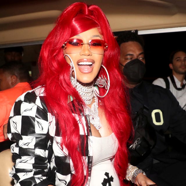 Cardi B, el horror de la semana la cantante, embarazada, con un look imposible en blanco y negro y peluca de color rojo