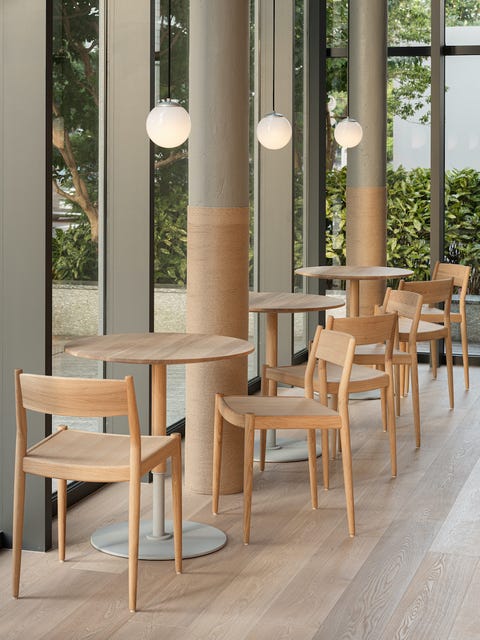 オリジナル家具も ブルーボトルコーヒー みなとみらいカフェがオープン Elle Decor エル デコ オリジナル家具も ブルーボトルコーヒー みなとみらいカフェがオープン Elle Decor エル デコ