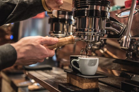 Lo amiamo, fa bene ma forse non sappiamo la storia (oscura) di come il caffè ha conquistato il mondo