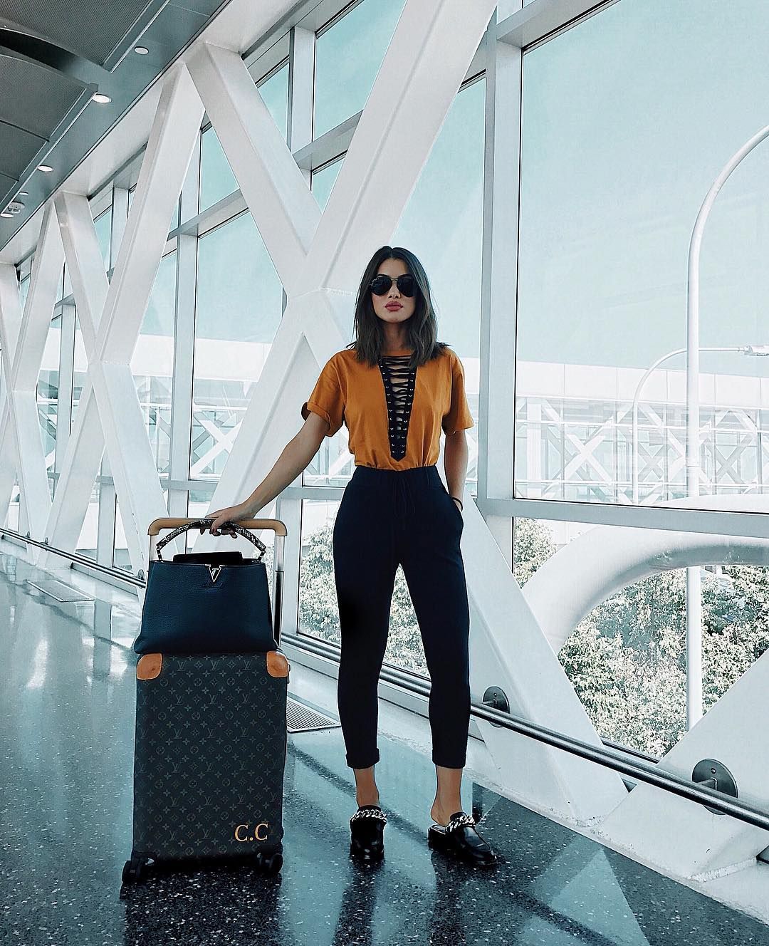 cordura fondo Relativamente Cómo vestir (con estilo) para viajar según las que más viajan: las  instagramers de moda - Qué ropa lucir para viajar