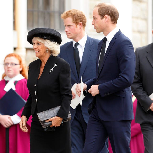 Camila con Guillermo y Harry la esposa de carlos de inglaterra con los dos hijos de su marido