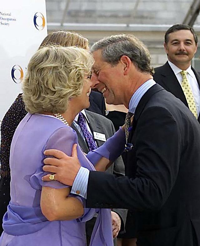 Premier baiser public entre Camilla Parker-Bowles et le prince Charles