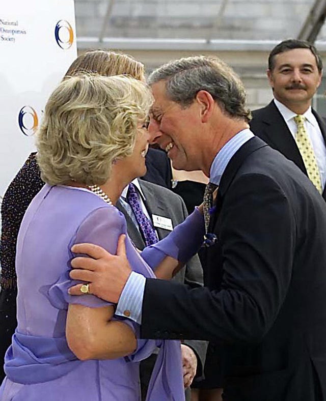 Primer beso público entre Camilla Parker-Bowles y el príncipe Carlos