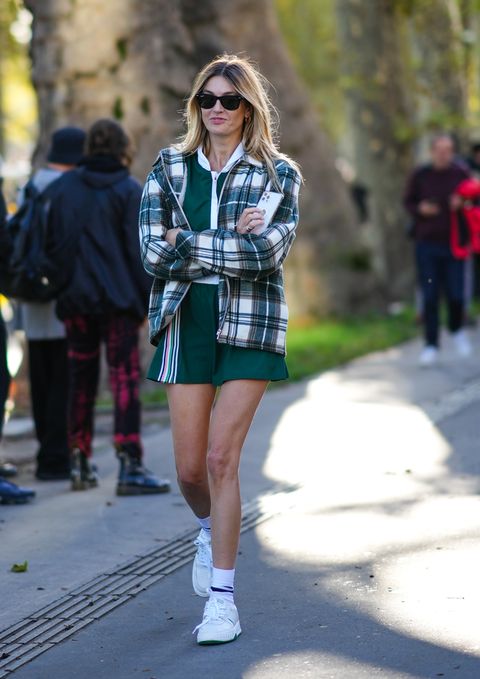 influencer camille charriere draagt sportieve groene look tijdens paris fashion week